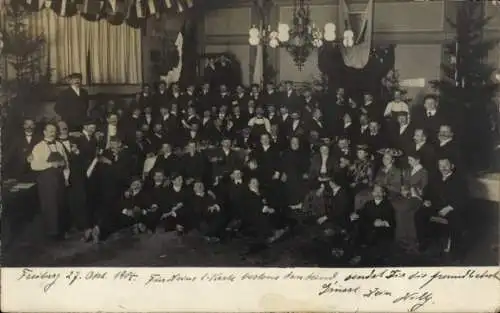 Foto Ak  Freiberg in Sachsen, 27. Oktober 1904, Gruppenbild, Saal