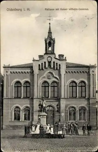 Ak Oldenburg in Holstein, Rathaus, Kaiser Wilhelm-Denkmal, Gruppenbild