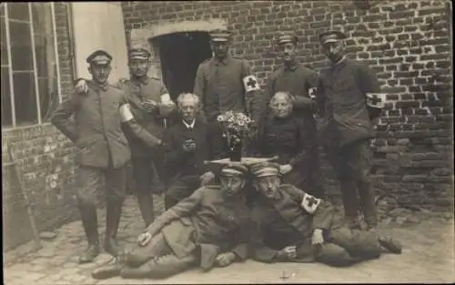 Foto Ak Deutsche Soldaten in Uniformen, Sanitäter