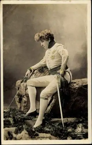 Ak Schauspielerin Sarah Bernhardt, Filmszene, Uniform