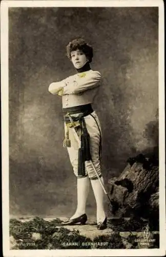 Ak Schauspielerin Sarah Bernhardt, Actrice, Männerkleidung, Uniform