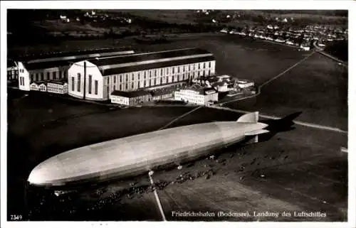 Ak Friedrichshafen am Bodensee, Graf Zeppelin, Landung, Flugfeld, Fliegeraufnahme