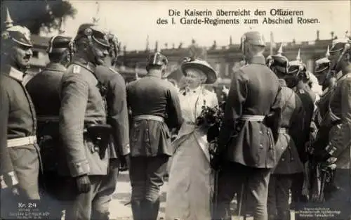 Ak Kaiserin Auguste Viktoria überreicht Offizieren des I. Garde Regt zum Abschied Rosen, Liersch 24