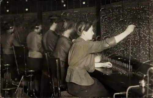 Foto Ak Frauen arbeiten in einer Telefonzentrale