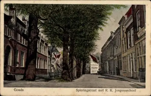 Ak Gouda Südholland Niederlande, Spieringstraat mit RK Boys School