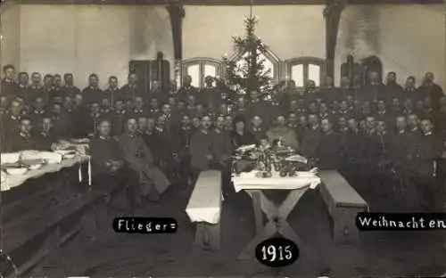 Foto Ak Deutsche Flieger, Soldaten in Uniform, Gruppenbild zu Weihnachten 1915