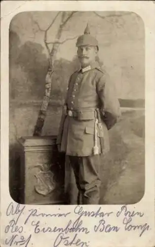 Foto Ak Soldat in Uniform, Pionier Gustav Prien, Res. Eisenbahn Bau Komp. No. 1 Osten, Standportrait