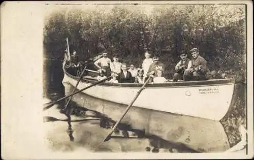 Foto Ak Ruderboot mit Soldaten, Frauen und Kindern