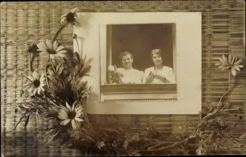 Passepartout Foto Ak Berlin Neukölln, Anwohner am Fenster