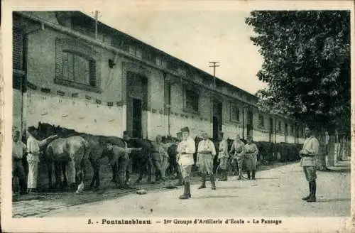 Ak Fontainebleau Seine et Marne, 1er Groupe d'Artillerie d'Ecole, Pansage, Pferde