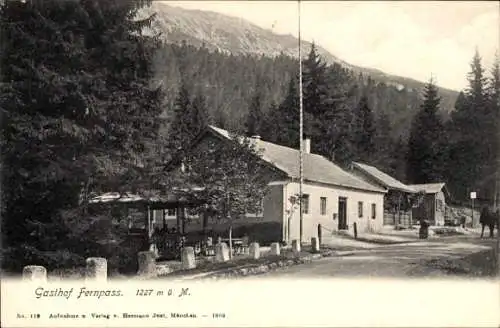 Ak Nassereith in Tirol, Gasthof Fernpass, Straßenpartie