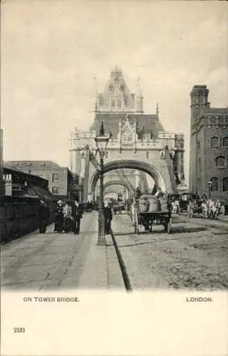 Ak London City England, auf der Tower Bridge