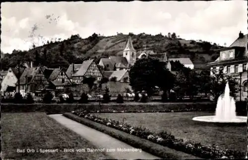 Ak Bad Orb im Spessart Hessen, Blick vom Bahnhof, Molkenberg, Springbrunnen