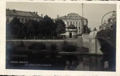 Ak Hradec Králové Königgrätz Stadt, Brücke, Fluss, Akademie