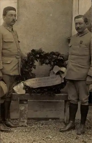 Foto Ak Französische Soldaten mit Trauerkranz