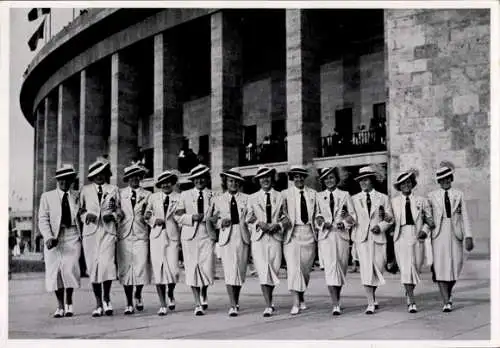 Sammelbild Olympia 1936, Ungarische Leichtathletinnen, Olympiastadion, Säulengang