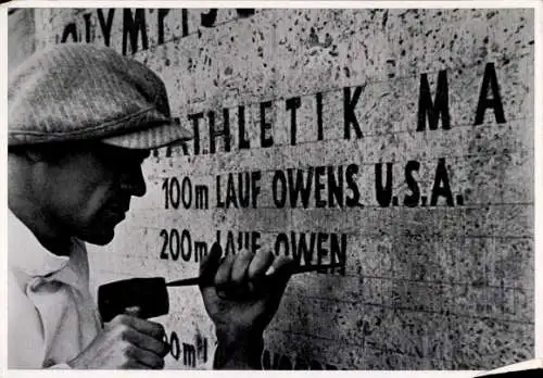 Sammelbild Olympia 1936, Namen der Olympiasieger werden in Marathontor gemeißelt, Olympiastadion