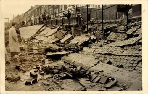 Foto Ak Niederlande, Hochwasser-Schäden, Zerstörungen, Jahr 1953