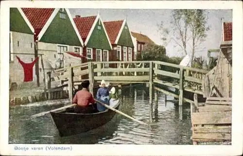 Ak Volendam Nordholland Niederlande, Bootje varen, Brücke, Frau in Tracht