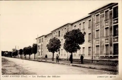 Ak Avord Cher, Pavillons des Officiers, Gebäude, Straßenpartie, Passanten