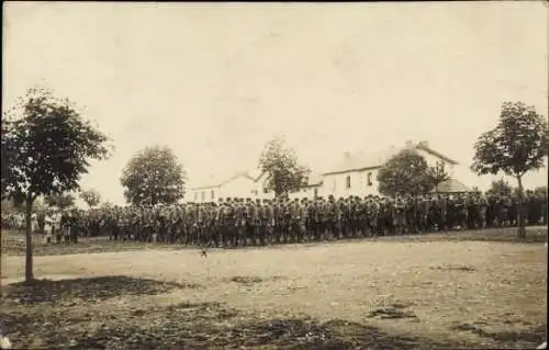 Foto Ak Roumazières Charente, französische Soldaten in Uniform, Exerzierplatz