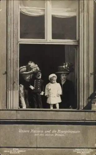 Ak Kaiserin Auguste Viktoria, Kronprinzessin Cecilie von Preußen, mit den Prinzen am Fenster