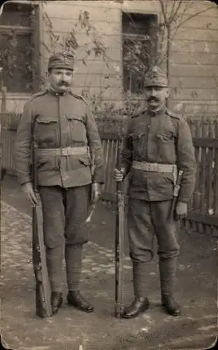 Foto Ak Zwei KuK Soldaten in Uniformen, I WK