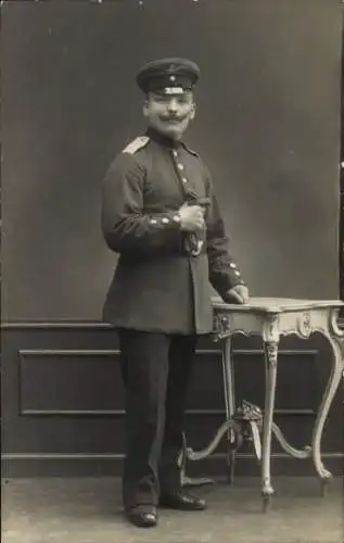 Foto Ak Deutscher Soldat in Uniform, Portrait, I WK