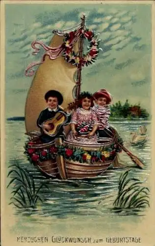 Präge Ak Glückwunsch Geburtstag, Kinder in einem Segelboot, Gitarre, Blumen