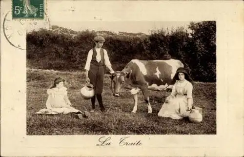 Ak Familienbild auf der Wiese, Kinder mit Kuh