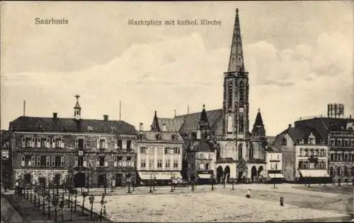 Ak Saarlouis im Saarland, Marktplatz mit katholischer Kirche