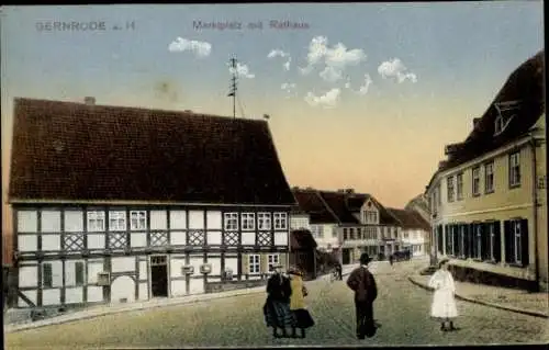 Ak Gernrode Quedlinburg im Harz, Marktplatz mit Rathaus, Passanten, Fachwerkhaus