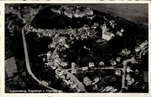 Ak Augustusburg im Erzgebirge, Blick auf den Ort, Fliegeraufnahme