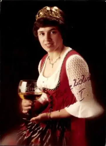 Ak Schauspielerin Neli I., Portrait, Pfälzer Zellertaler Weinprinzessin,  Autogramm