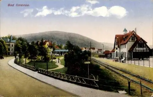 Ak Ilmenau in Thüringen, Bahnübergang, Bahnhof, Grünanlage