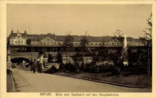 Ak Erfurt in Thüringen, Blick vom Stadtpark auf den Hauptbahnhof