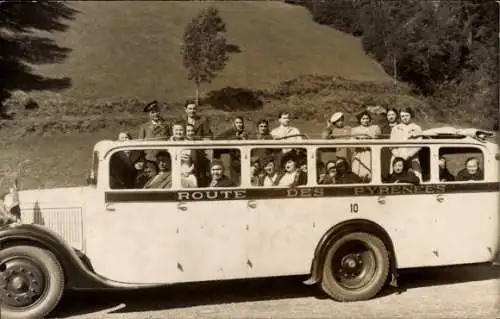 Foto Ak Pyrenäen, Touristen, Gruppenbild, Auto