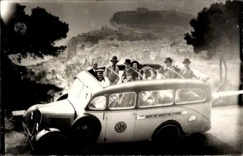 Foto Ak Alpen, Touristen, Gruppenbild, Auto