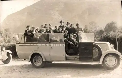 Ak Touristen, Gruppenbild, Auto, Bergspitze