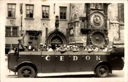 Foto Ak Stadtrundfahrt, Touristen, Gruppenbild, Auto, Cedok