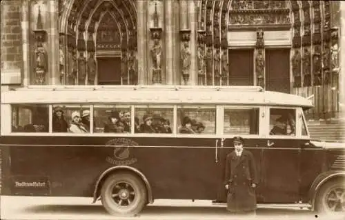 Foto Ak Stadtrundfahrt, Auto, Touristen, Gruppenbild, Jahr 1929