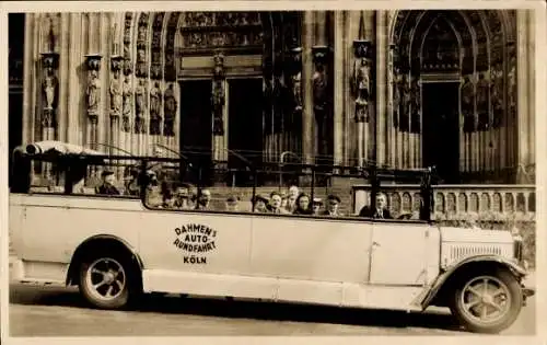 Foto Ak Stadtrundfahrt, Auto, Touristen, Gruppenbild, Dahmen's-Auto-Rundfahrt Köln