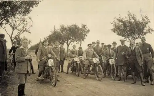 Foto Ak Peine in Niedersachsen, Motorrennsport, Rennfahrer, Start, Motorräder