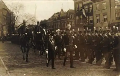 Foto Ak Delft Südholland Niederlande, Niederländische Soldaten in Uniformen, Parade, Jahr 1915