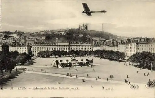 Ak Lyon Rhône, Ensemble de la Place Bellecour, Flugzeug