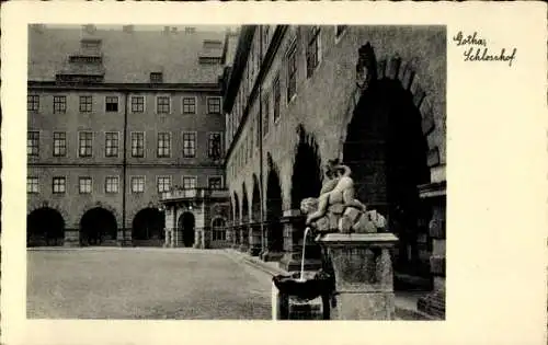 Ak Gotha in Thüringen, Schlosshof, Brunnen