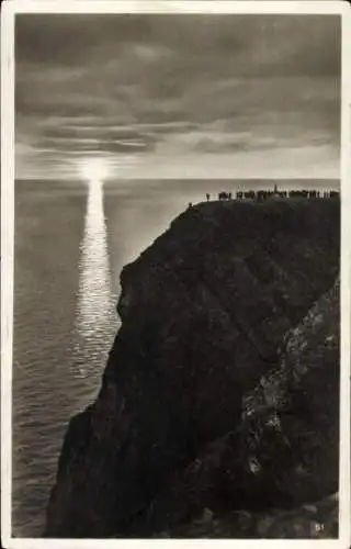 Ak Norwegen, Nordkap, Menschen auf Felsvorsprung, Sonne