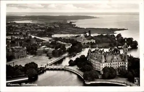 Ak Schwerin in Mecklenburg, Fliegeraufnahme, Schloss