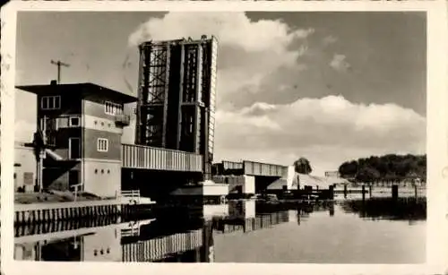 Ak Stralsund in Vorpommern, Ziegelgrabenbrücke, geöffnet