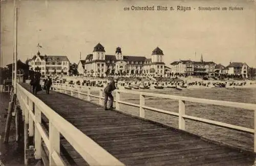 Ak Binz a. Rügen, Strand am Kurhaus, Seebrücke